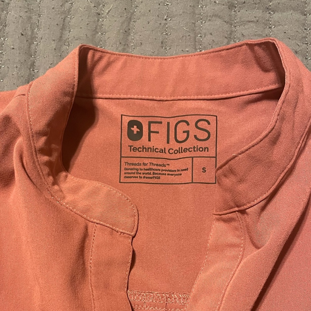 Figs scrub top